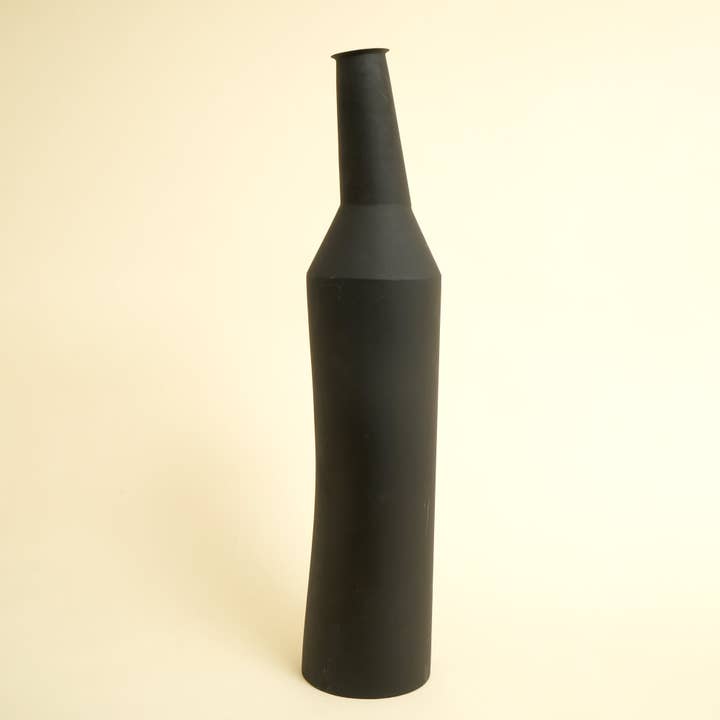 Elegant Tall Vase – Decorative Centerpiece for Modern Interiors