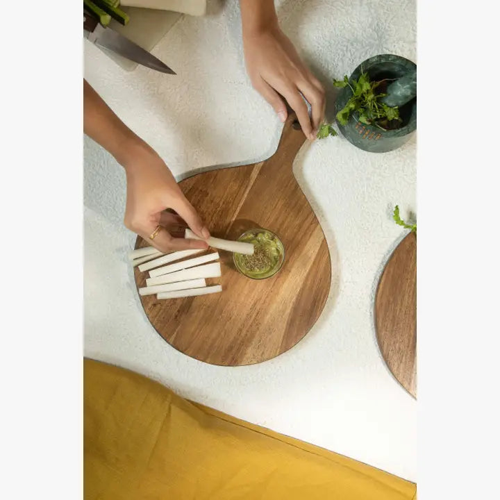 Tabla pequeña de servir y cortar de madera de mango Laimai