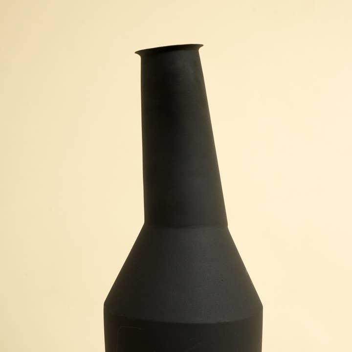Elegant Tall Vase – Decorative Centerpiece for Modern Interiors