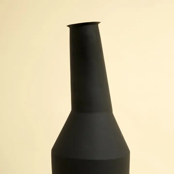 Elegant Tall Vase – Decorative Centerpiece for Modern Interiors