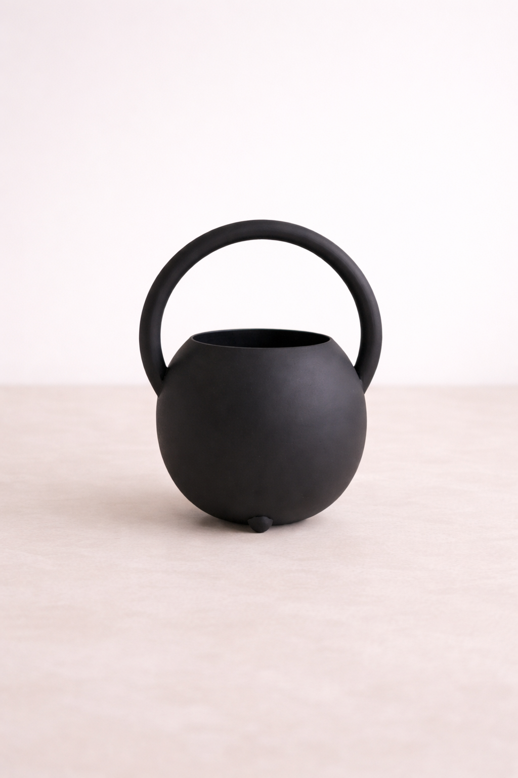 Black Iron Decorative Vase – Powder Coated Finish (27 × 23 cm)
