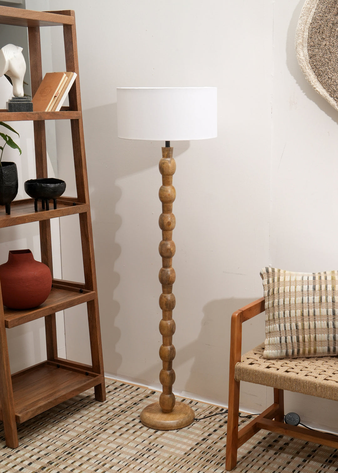 Stehlampe aus Holz – Elegante & zeitlose Beleuchtung für jeden Raum