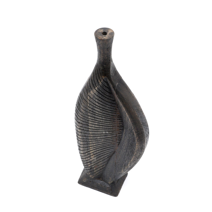 ELEGANTE VISSENPOT VAN HOUT UIT HERNIEUWDE BRON, GESNEDEN EN MET ZWARTE PATINAAFWERKING