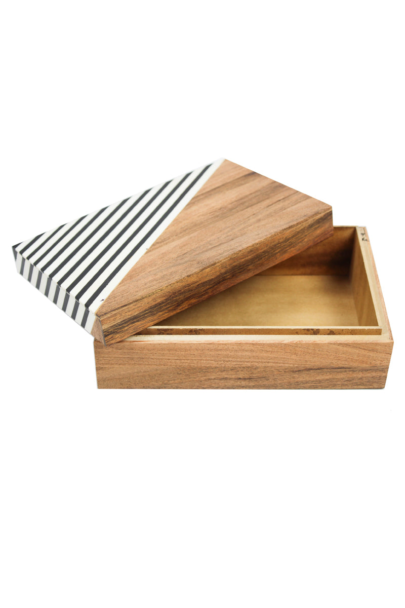Scatola in Legno e Resina – Stoccaggio Elegante con Raffinatezza Naturale