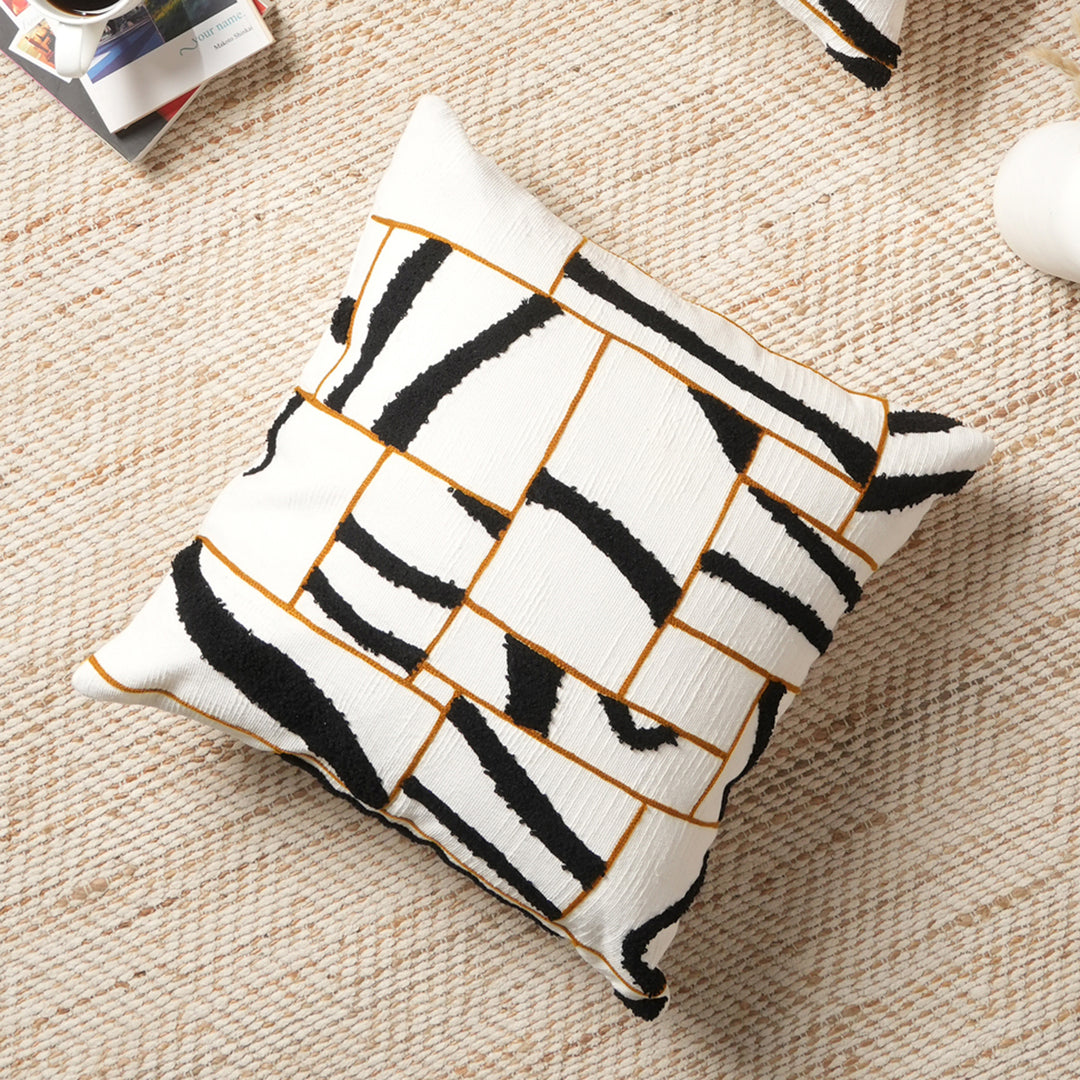 Coussin motif labyrinthe 100 % coton avec rembourrage.