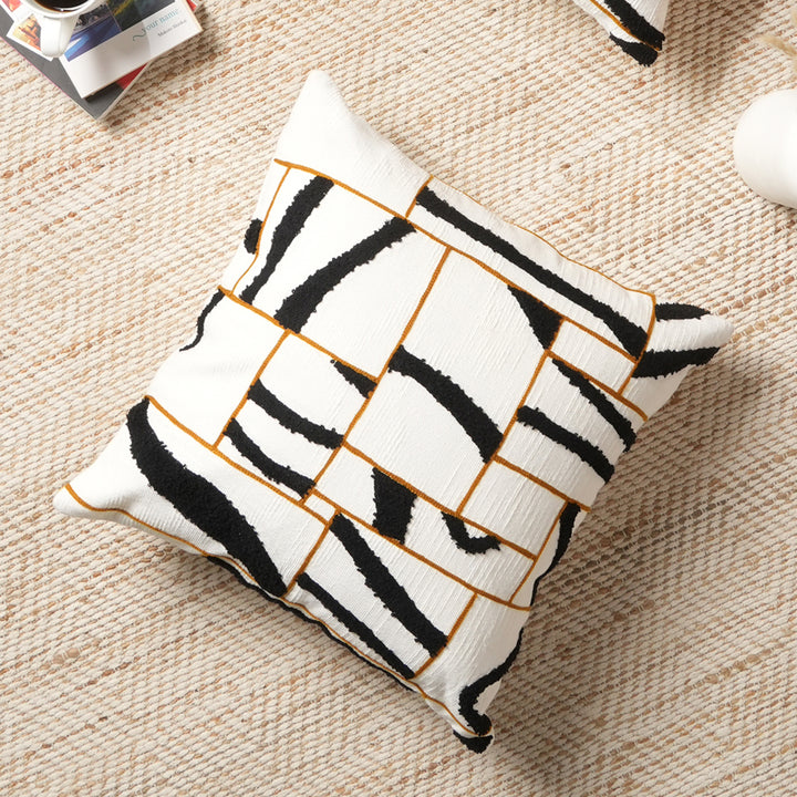 Coussin motif labyrinthe 100 % coton avec rembourrage.