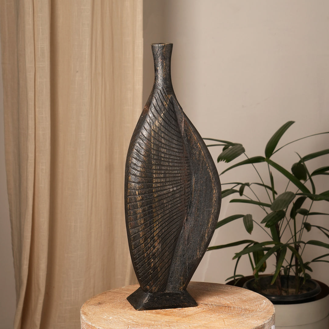 ELEGANTE VISSENPOT VAN HOUT UIT HERNIEUWDE BRON, GESNEDEN EN MET ZWARTE PATINAAFWERKING