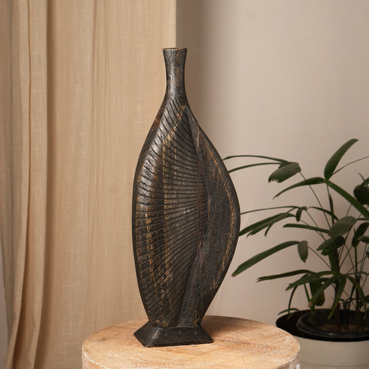 ELEGANTE VISSENPOT VAN HOUT UIT HERNIEUWDE BRON, GESNEDEN EN MET ZWARTE PATINAAFWERKING