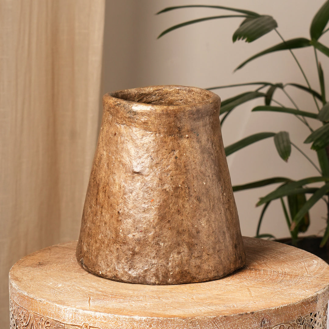 Oude papieren rommelige Vass-pot in rustieke afwerking SR-054