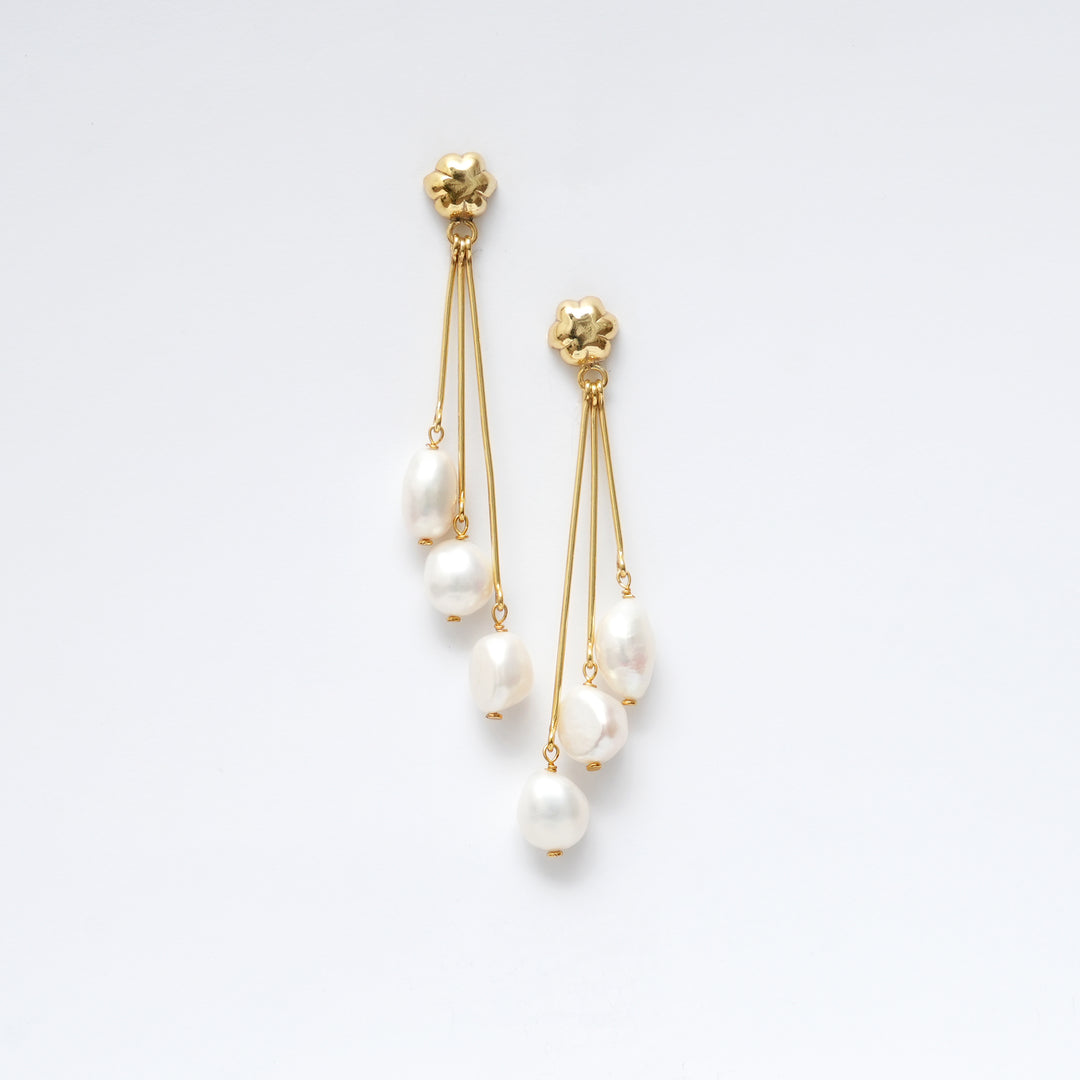 Elegant Pearl Drop Earrings – Classic Design
