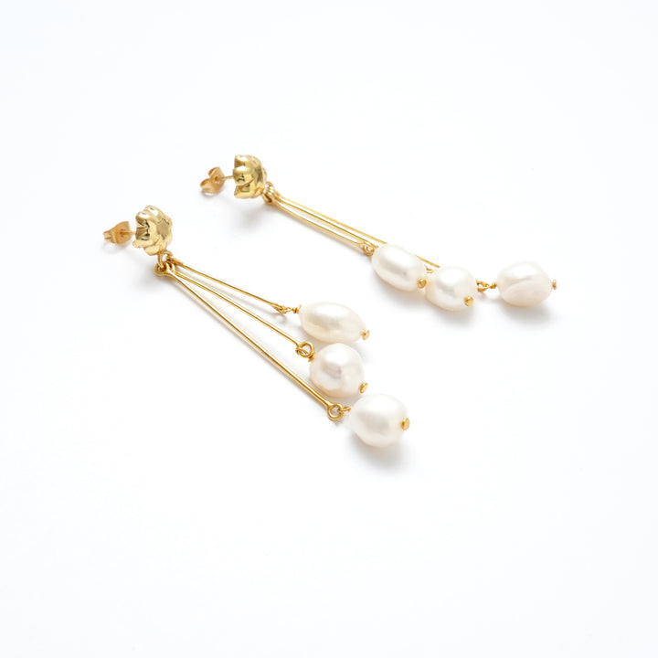 Elegant Pearl Drop Earrings – Classic Design
