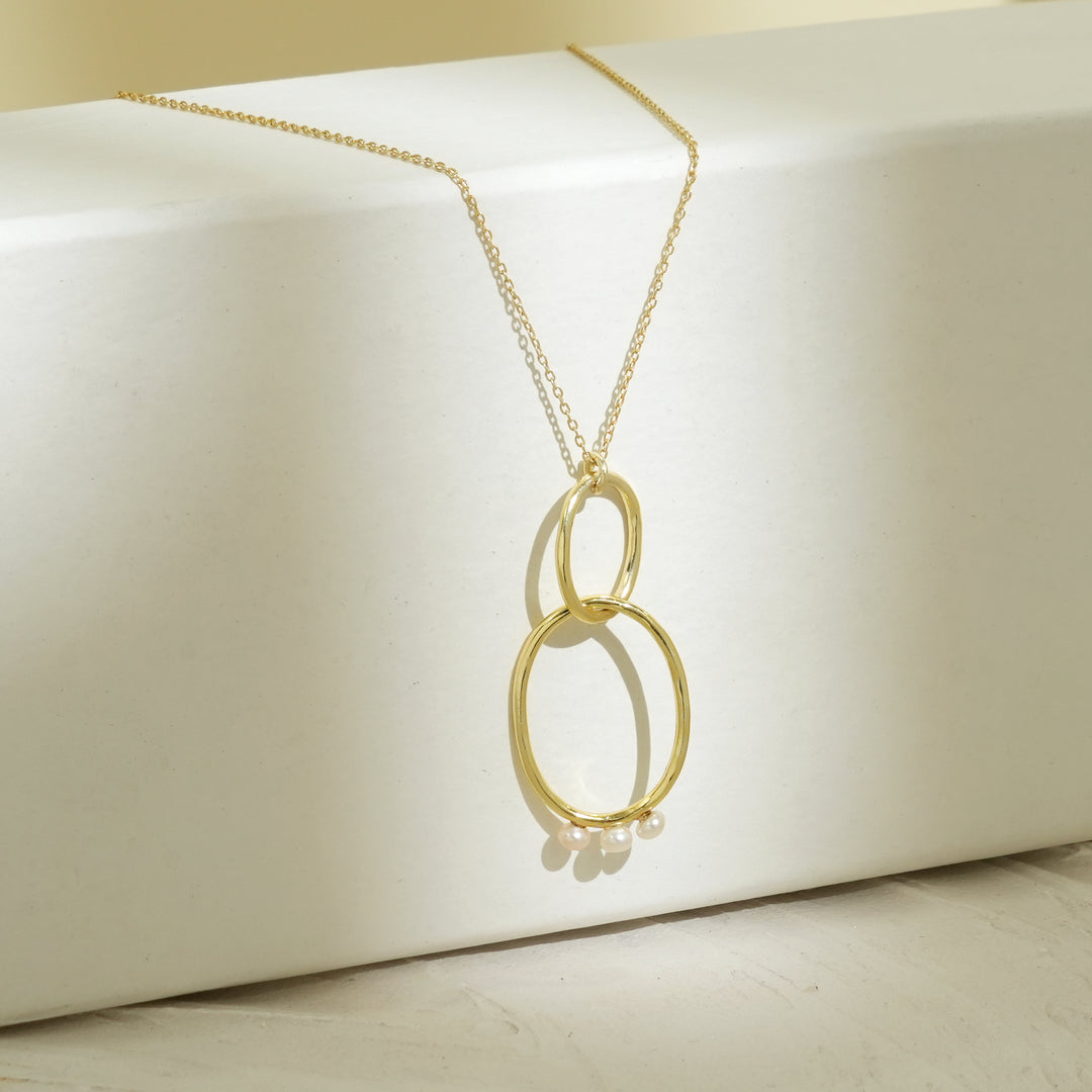 Circle Pendant Necklace – Elegant Pearl Design