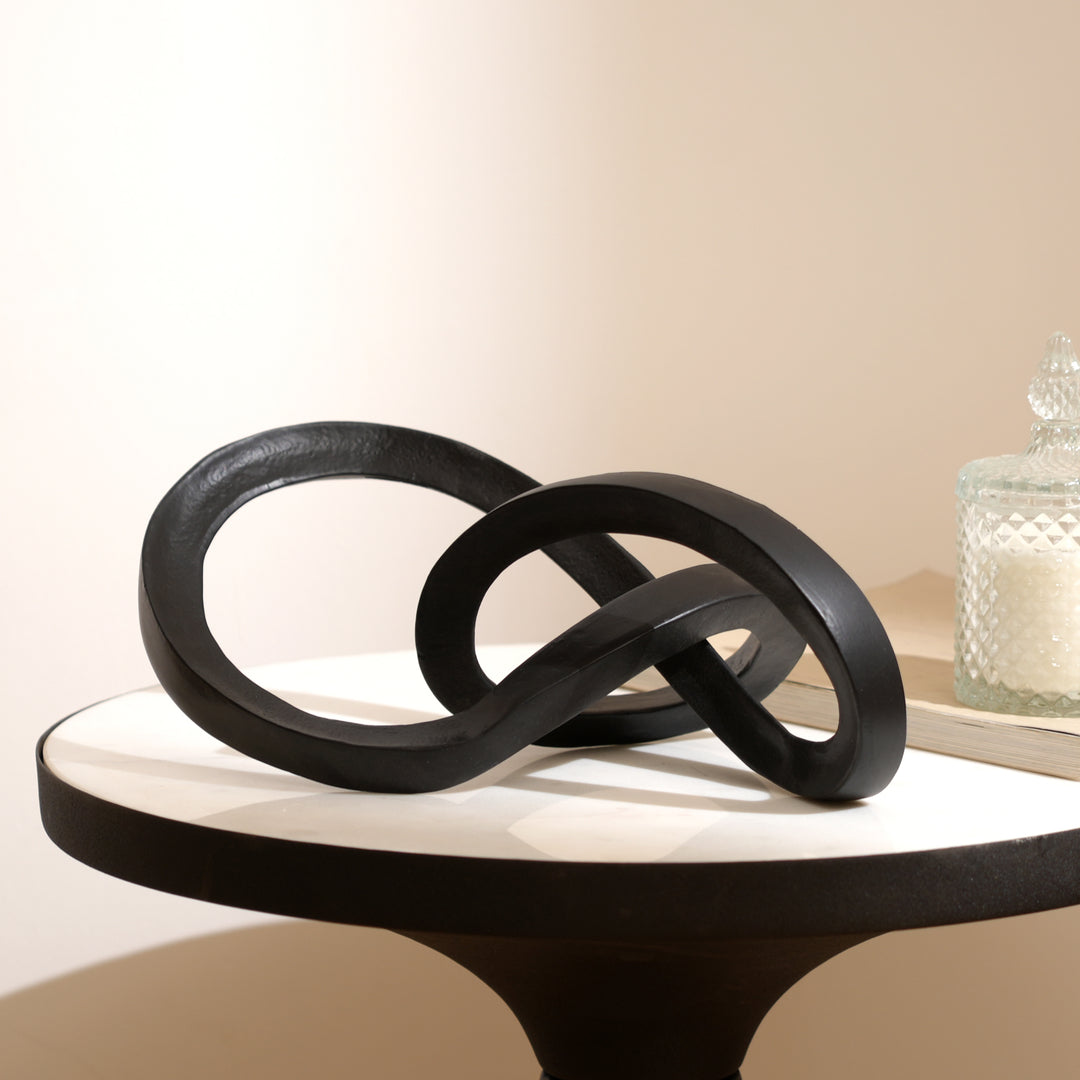 Interlocking Loop Aluminium Sculpture – Black