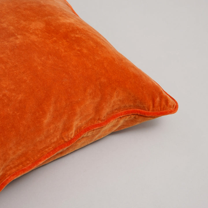 CUSCINO IN VELLUTO DI COTONE MONOCROMATICO CON BORDO - 45X45 CM - Arancione