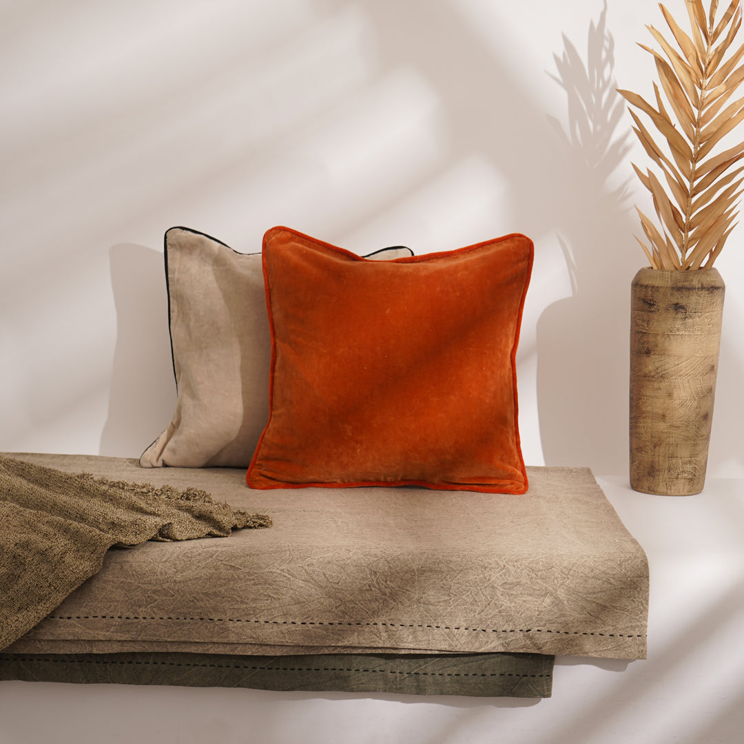 CUSCINO IN VELLUTO DI COTONE MONOCROMATICO CON BORDO - 45X45 CM - Arancione