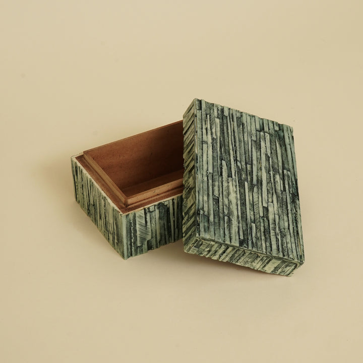 Boîte en résine avec stries