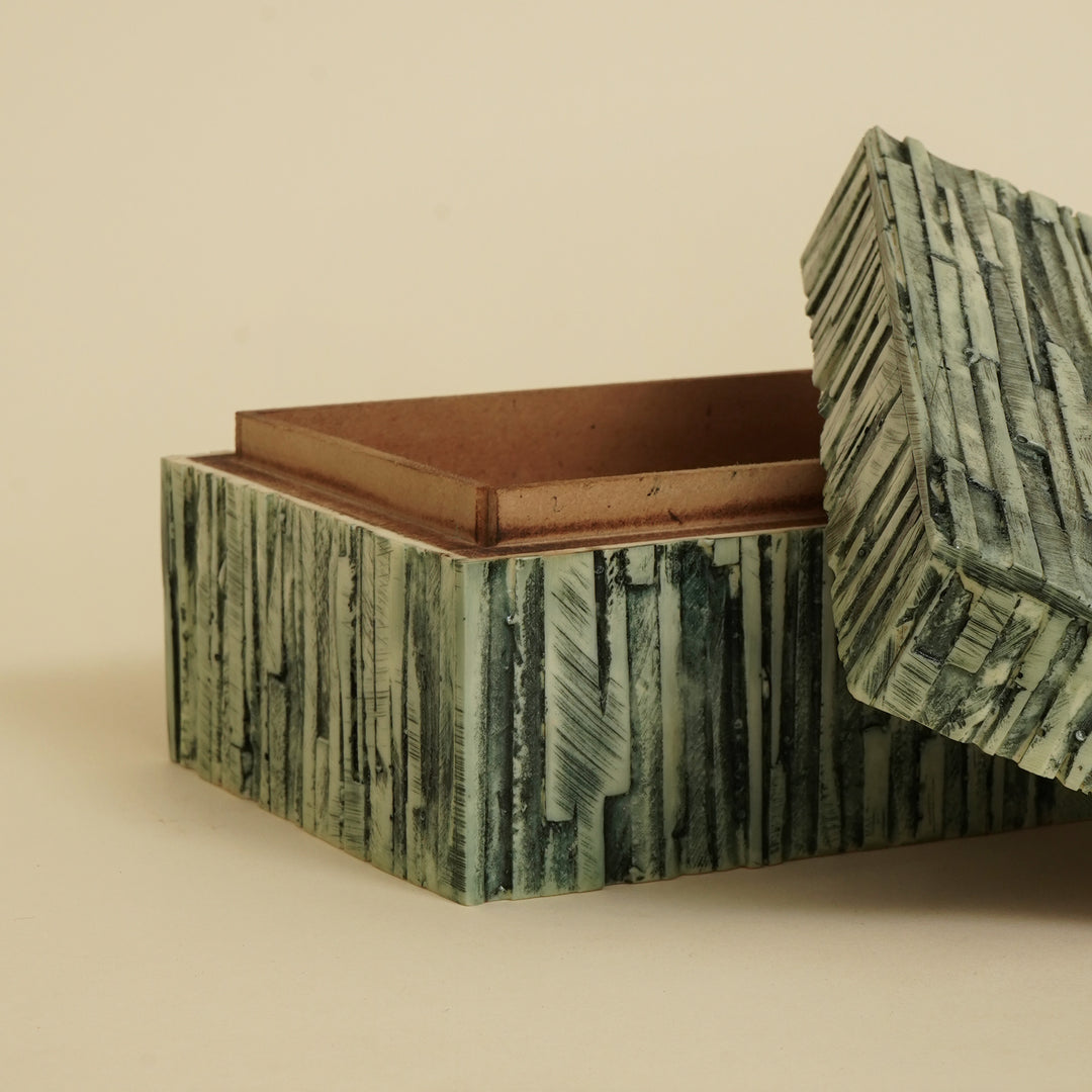 Boîte en résine avec stries
