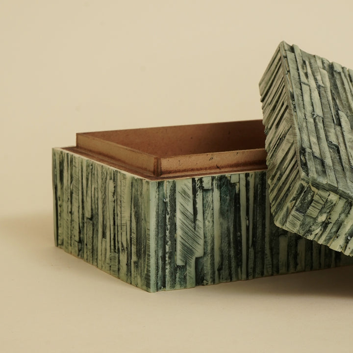 Boîte en résine avec stries