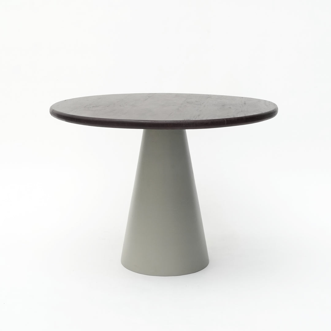 Solara Round Pedestal Dining Table – Modern European Elegance with Sculptural Base
