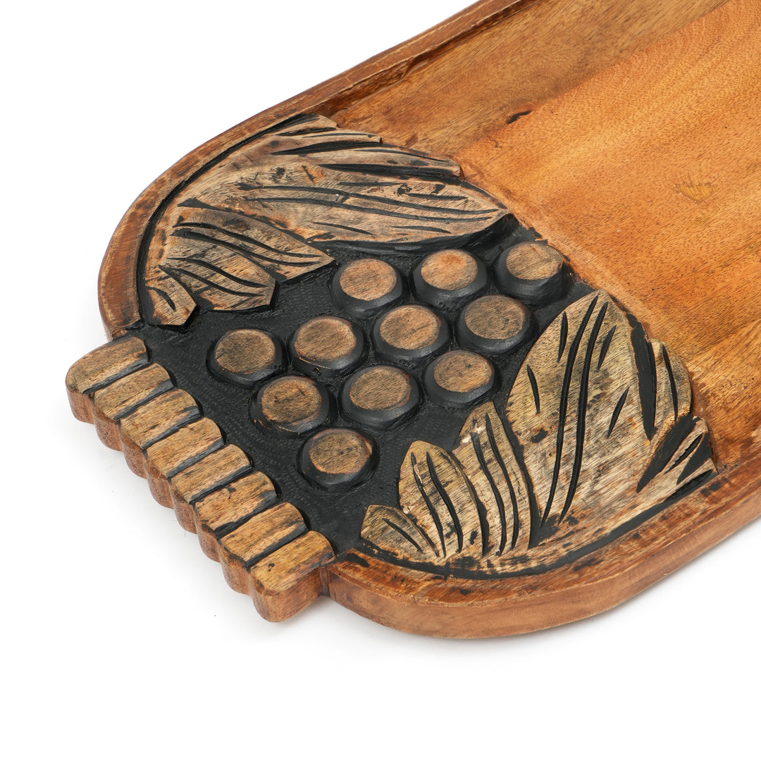 Tagliere in legno intagliato con uva lavata nera, vassoio per formaggi