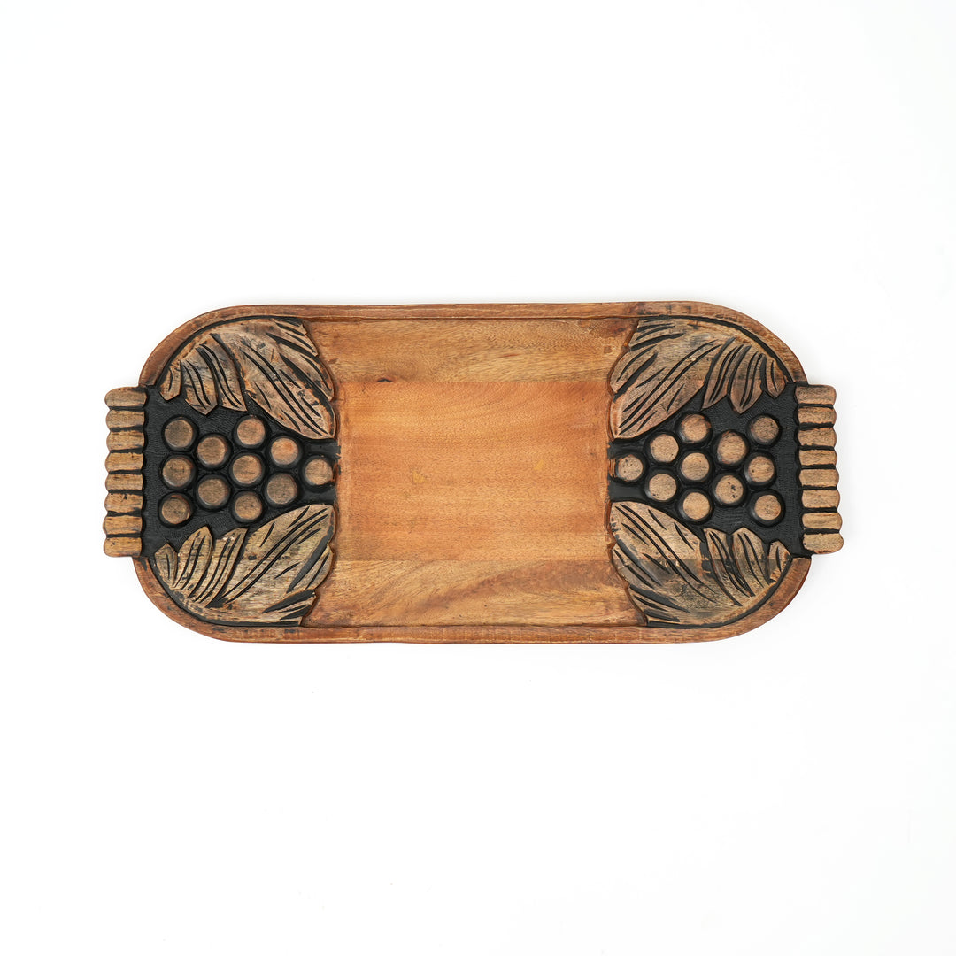 Tagliere in legno intagliato con uva lavata nera, vassoio per formaggi