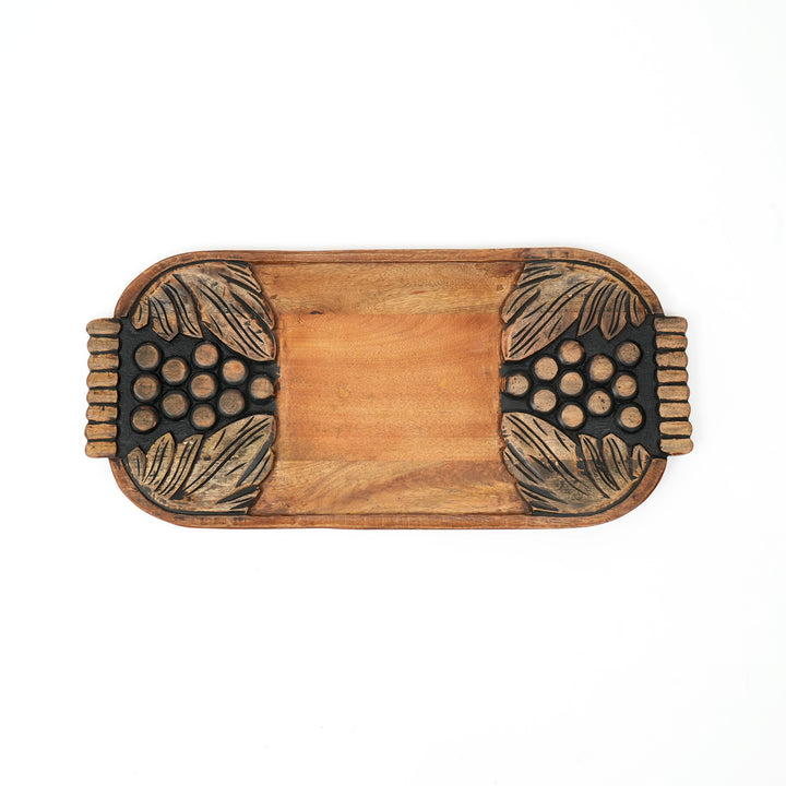 Tagliere in legno intagliato con uva lavata nera, vassoio per formaggi