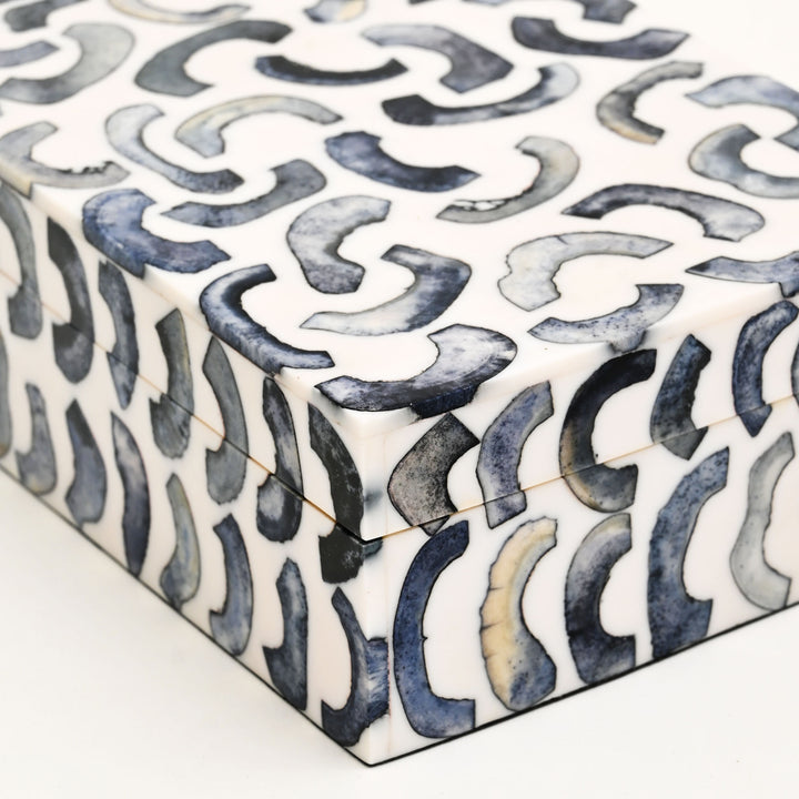 Caja con incrustación de hueso de patrón abstracto