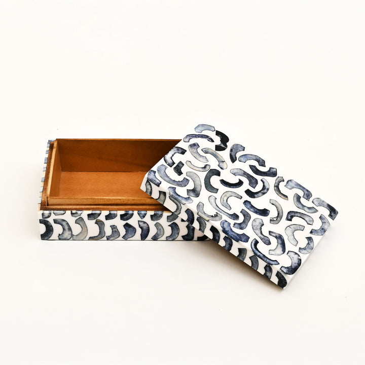 Caja con incrustación de hueso de patrón abstracto