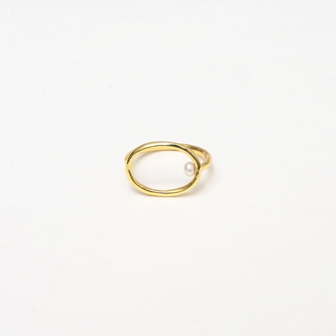 Gold Ring – Pearl Embrace Design