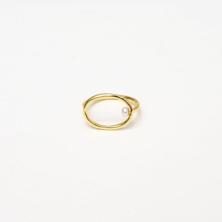 Gold Ring – Pearl Embrace Design