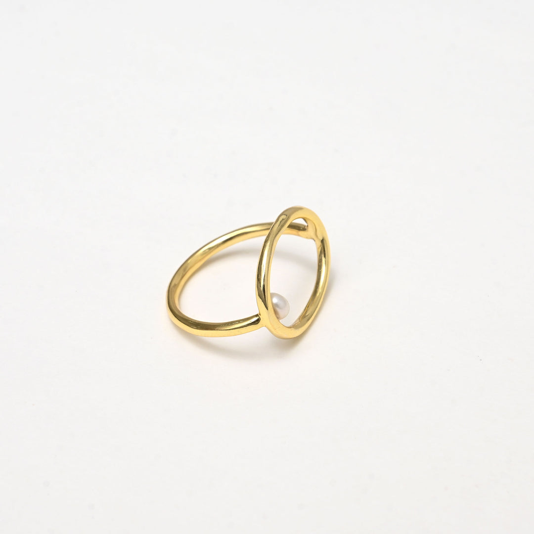 Gold Ring – Pearl Embrace Design
