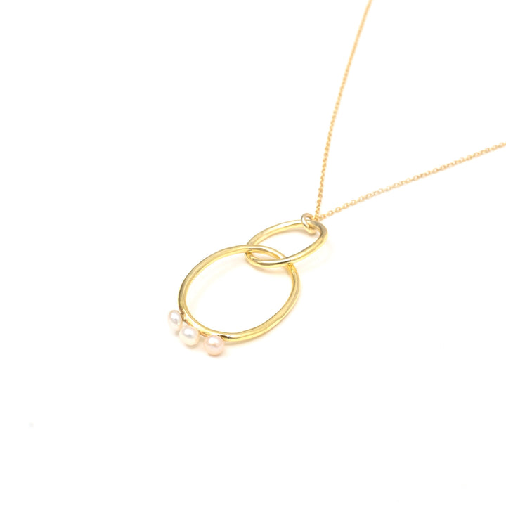 Circle Pendant Necklace – Elegant Pearl Design