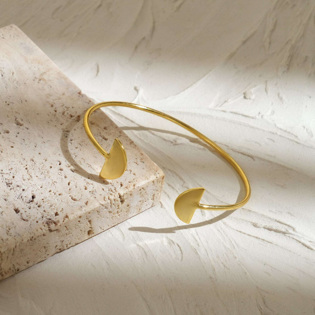 Open Fan-End Bangle – Minimal Gold Statement Piece