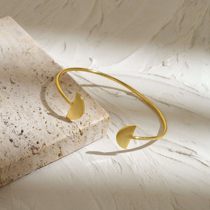 Open Fan-End Bangle – Minimal Gold Statement Piece