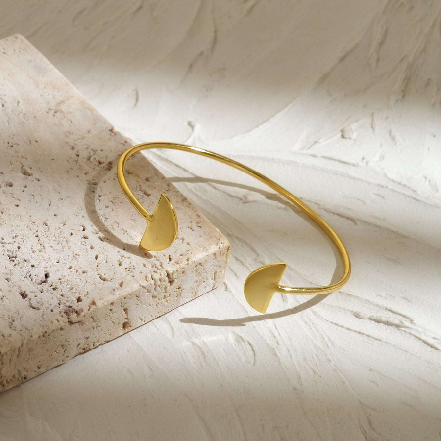 Open Fan-End Bangle – Minimal Gold Statement Piece