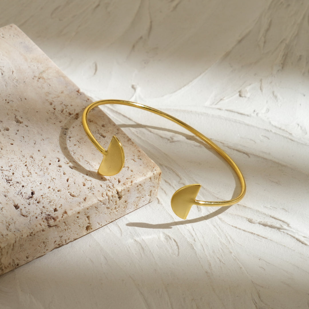 Open Fan-End Bangle – Minimal Gold Statement Piece