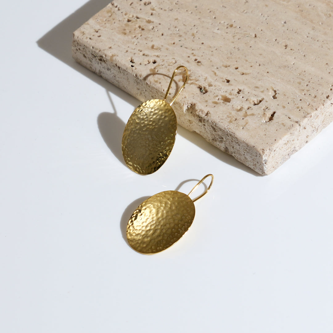 Round Gold Earrings – Elegant Circle Design