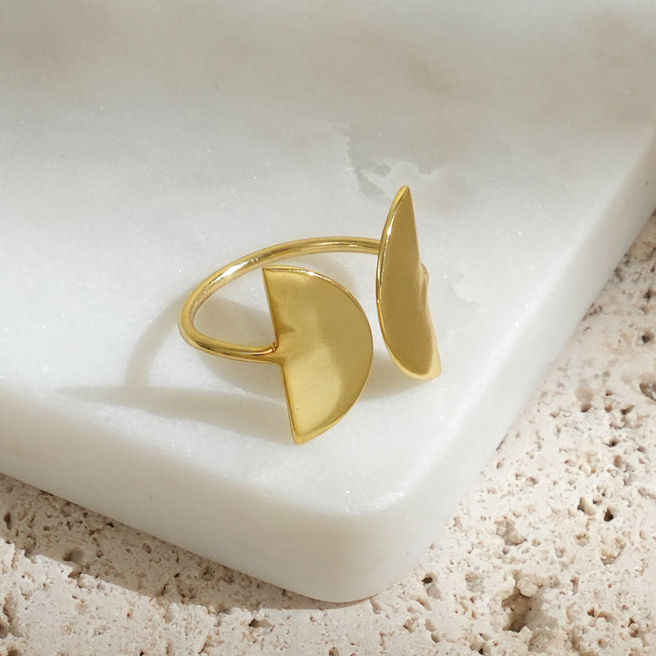 Gold Fan Ring – Modern Open Band Design