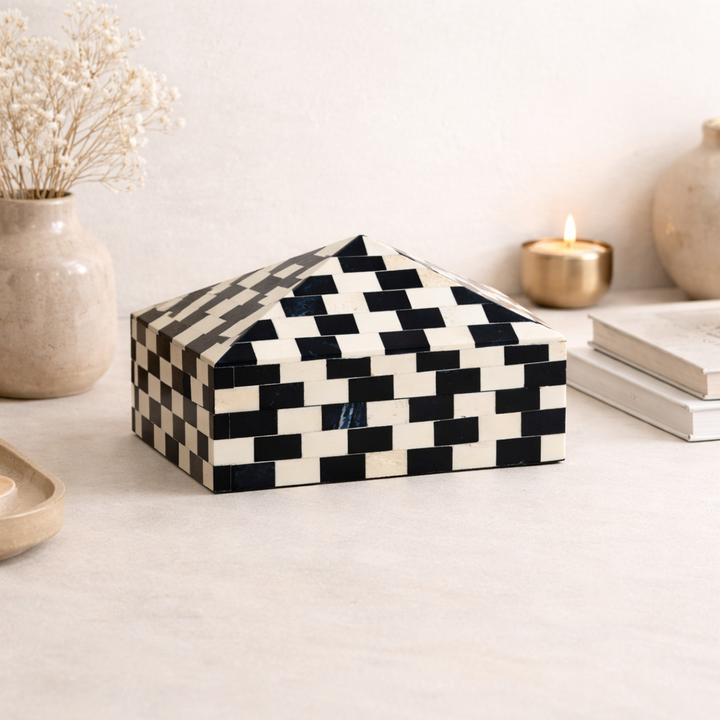 Caja pirámide con incrustaciones de hueso en patrón de ladrillo