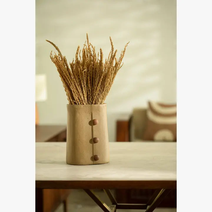 Jarrón corto Niraan Ecomix con cuentas de madera hecho a mano ecológico